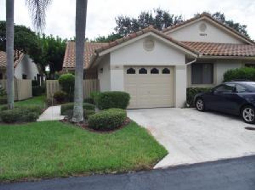 MOVE RIGHT IN TO THIS UP TO DATE 3 BEDROOM 2 BATH VILLA WITH A ONE CAR GARAGE. TILE FLOORS THRU OUT, NEW KITCHEN CABINETS WITH GRANITE COUNTER TOPS AND STAINLESS APPLIANCES, EAT IN KITCHEN WITH LARGE PANTY, SKYLIGHT AND HIGH VOLUME CEILING. LIVING ROOM HAS HIGH CEILINGS AND IS VERY SPACIOUS AND A SEPERATE DINNG AREA. KING SIZE MASTER BEDROOM WITH LARGE WALK N CLOSET AND MASTER BATHROOM HAS DOUBLE SINK, SEPERATE TUB AND SHOWER. FENCED PATIO AND LARGE SCREENED PORCH.  VERY ACTIVE COMMUNITY WITH TENNIS CENTER WITH PRO, CAFE, BEAUTY SALON, FITNESS CENTER WITH TRAINER, PERFORMING ARTS CENTER, MAIN POOL WITH SUN DECKS AND SHADE AREAS, SPA WITH JAPANESE SOAKING POOLS AND STEAM ROOMS.