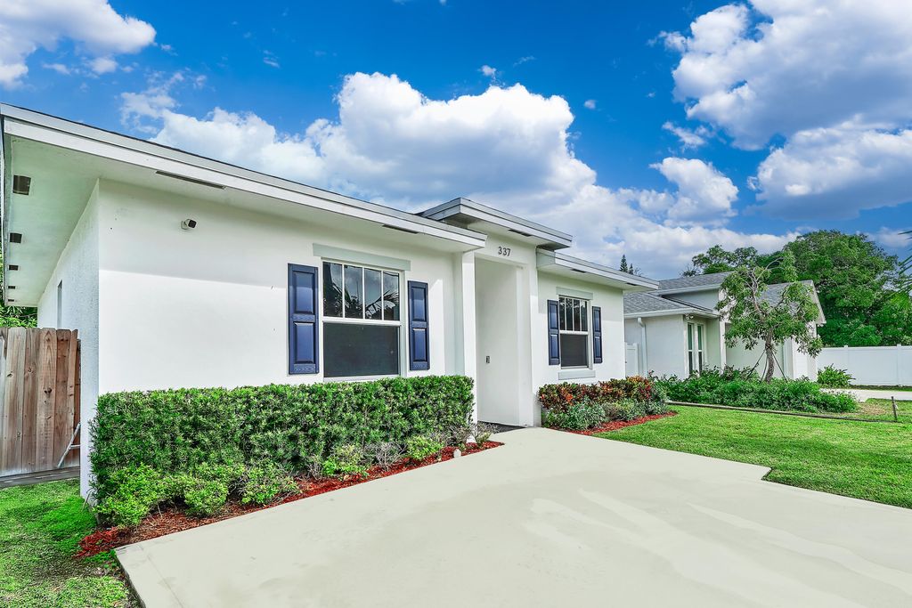 Photo of 337 Oak Alley, Delray Beach, FL 33444 (MLS # R11033489)