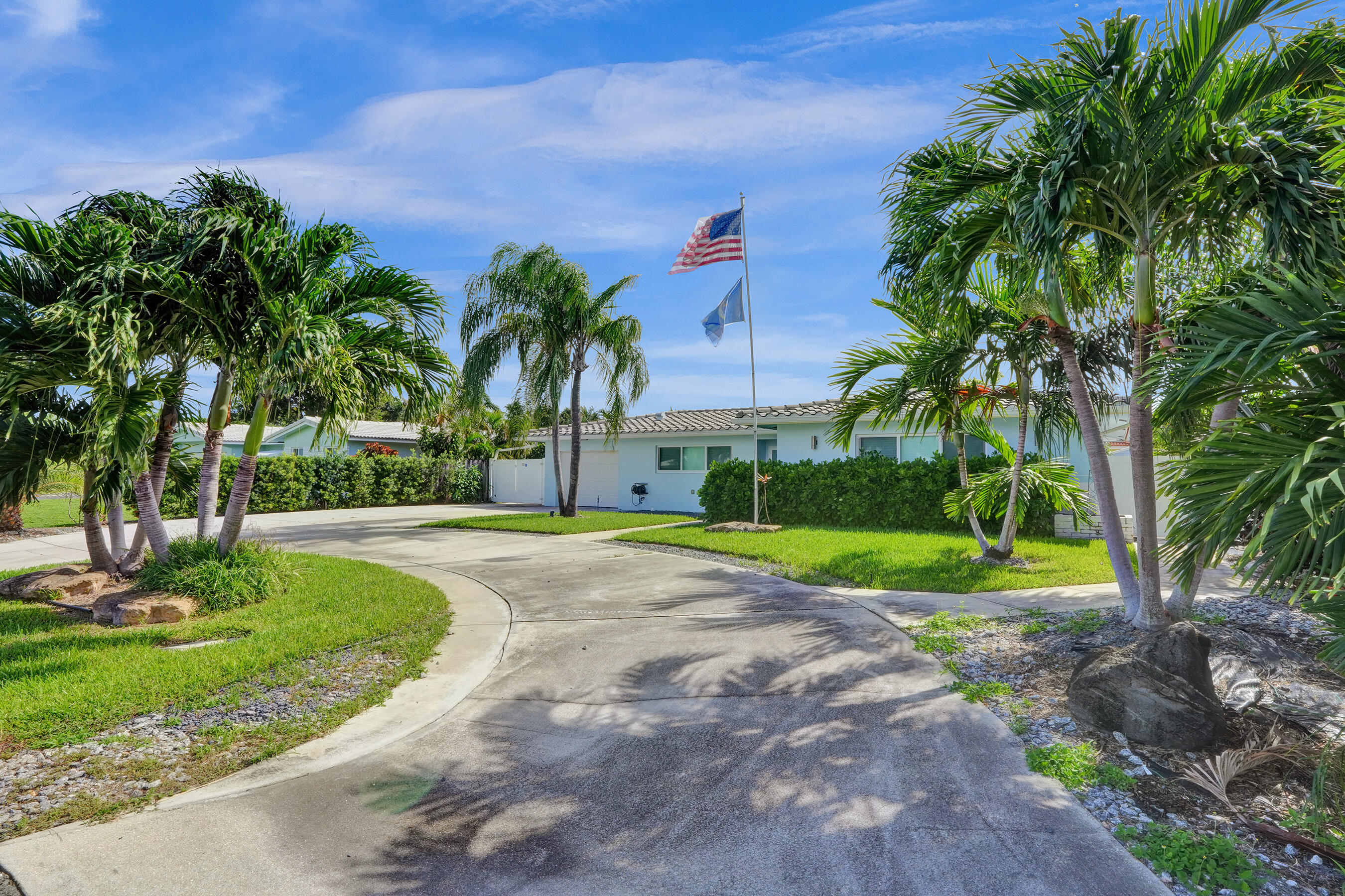 Photo 1 of 33 — 604 NE 25th Avenue, Pompano Beach, FL 33062
