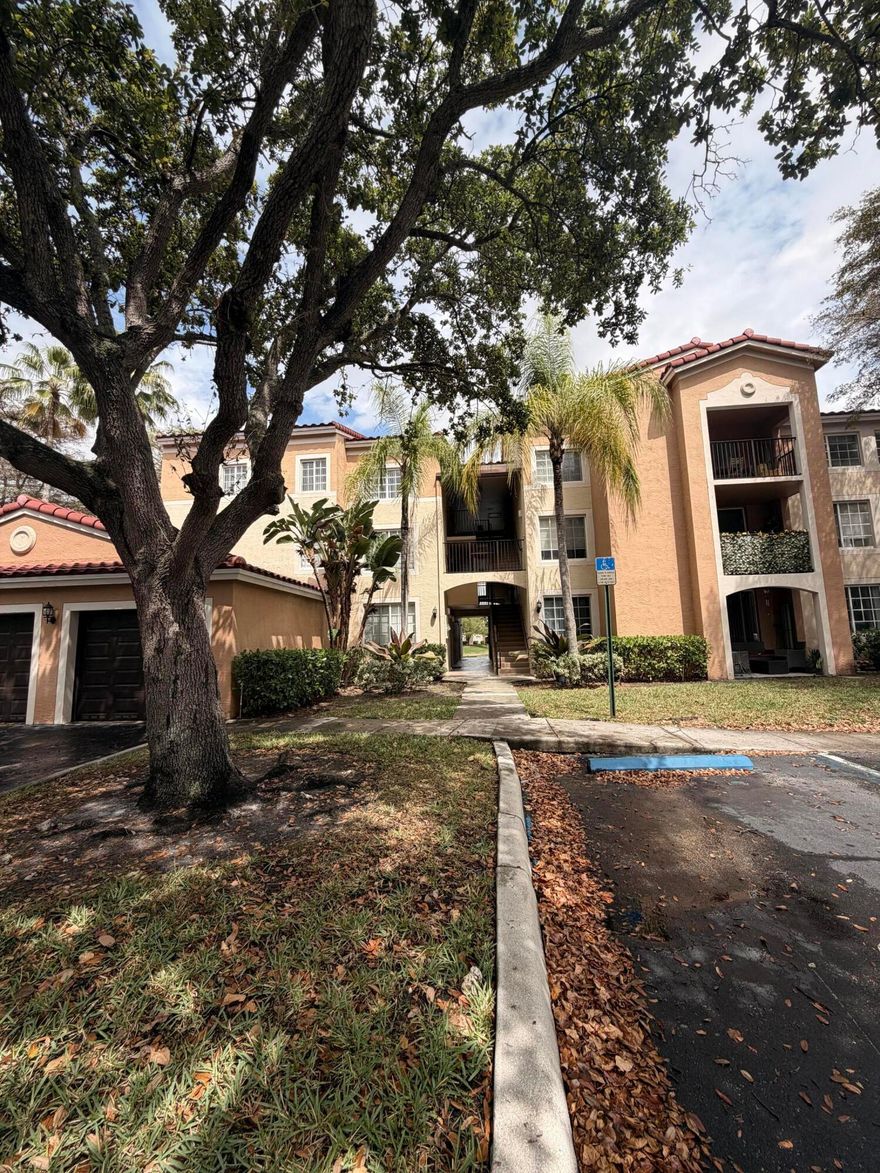 Great unit 1 bed, 1 bath, location is a plus. Hard floors, Fresh painted, Overlooking to the lake