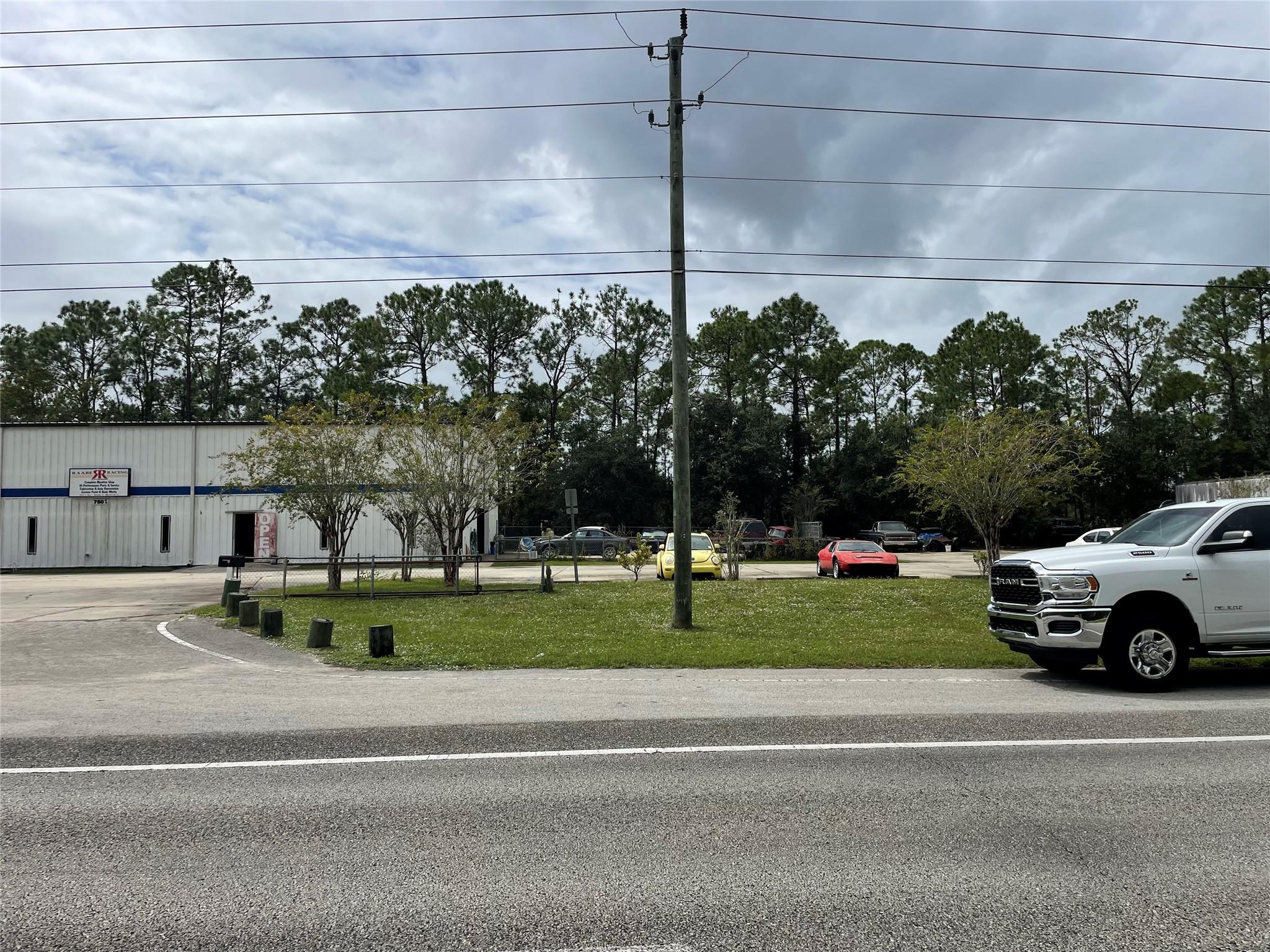 Main image without alt text