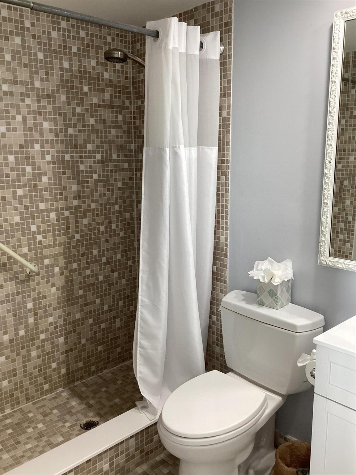 PENTHOUSE TOWERS CONDO - Residential Lease