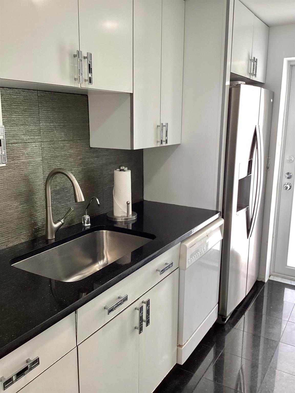 PENTHOUSE TOWERS CONDO - Residential Lease