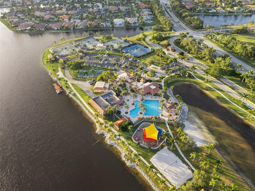 SUNSET LAKES PLAT THREE - Residential