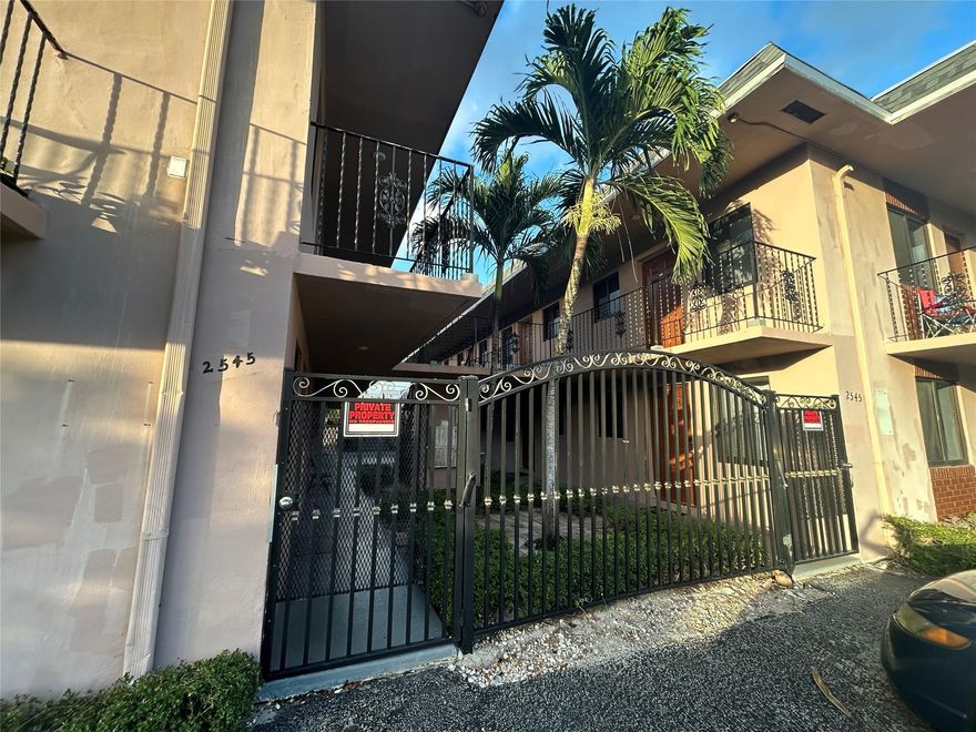 UPDATE AND BIG 1/1 APT WITH NEWER KITCHEN AND TILE THROUGHOUT. FENCED COMPLEX WITH LAUNDRYFACILITY AND ASSIGN PARKING. NEAR SHOPPING SCHOOL AND ONLY 3 MILES FROM THE BEACH. BROKER,PLEASE SEE BROKER REMARKS