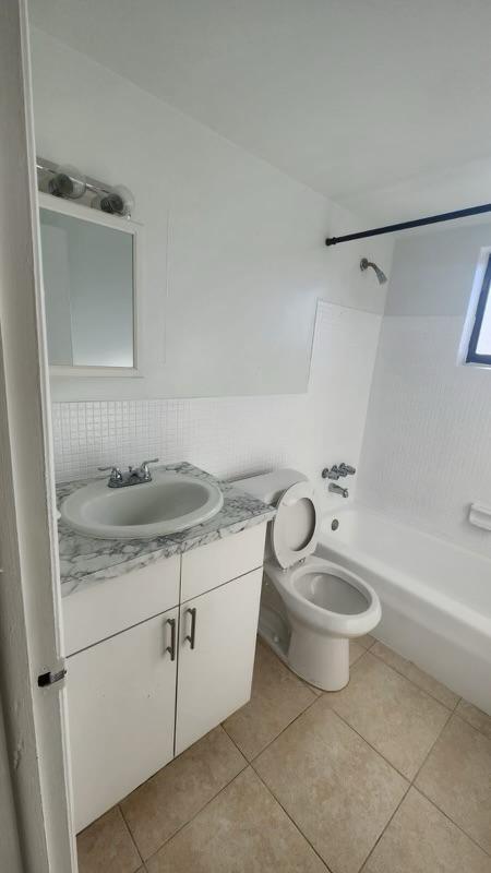 Hollywood Park 4-19 B - Residential Lease