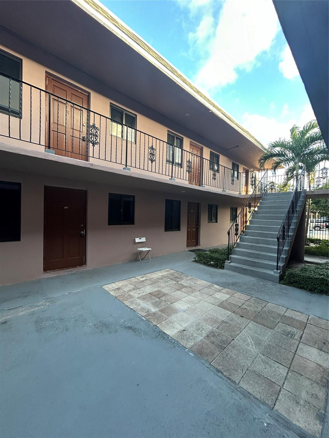 Hollywood Park 4-19 B - Residential Lease
