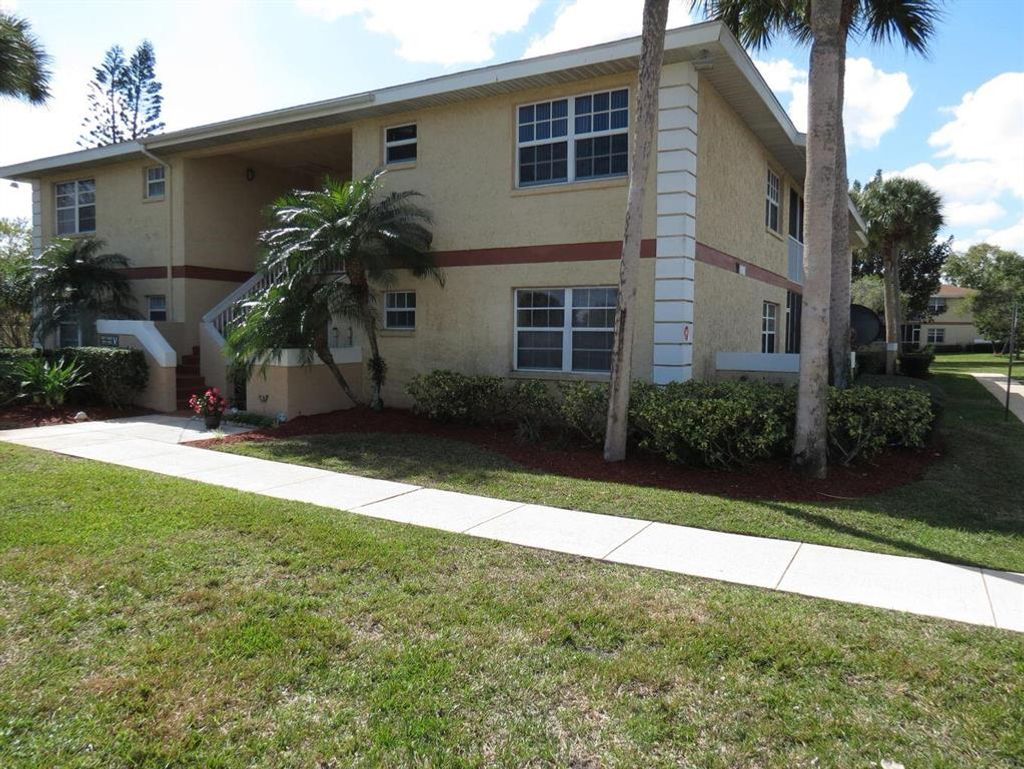 Photo of 1566 SE Royal Green Circle Cir #V-101, Port St Lucie, FL 34952 (MLS # R10732150)