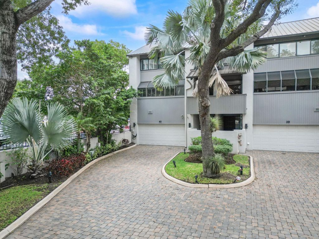 Photo of 40 Portside Drive, Fort Lauderdale, FL 33316 (MLS # B26053611)