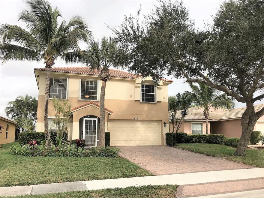 4/2/2 RENOVATED POOL HOME WITH SCREEN ENCLOSURE ON THE GOLF COURSE IN GATED ST JAMES COMMUNITY.