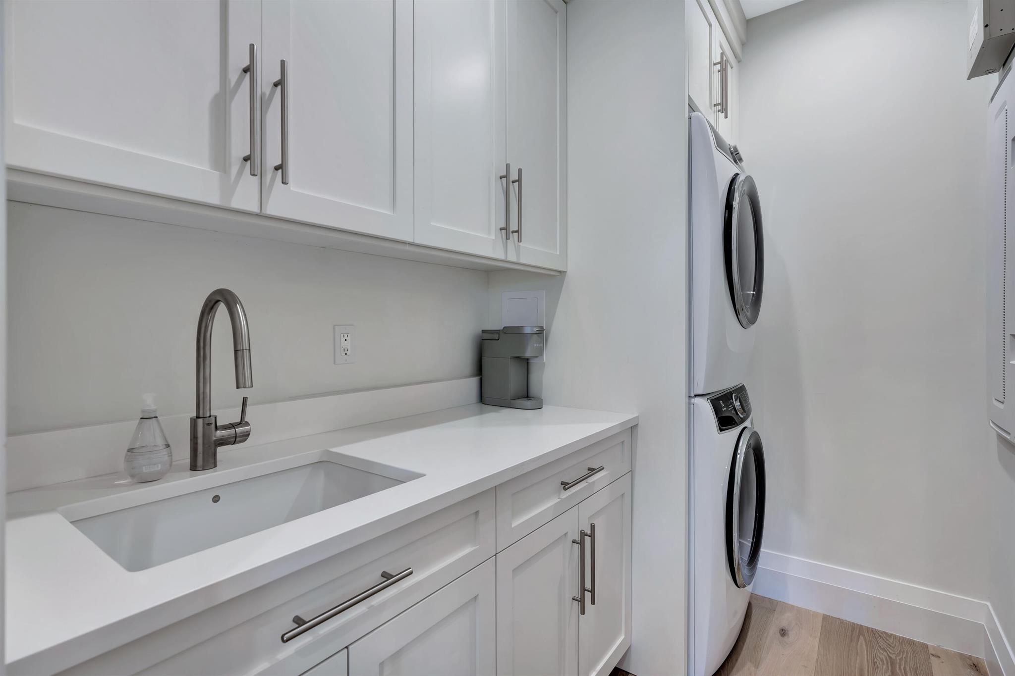 ADMIRALS COVE - Residential