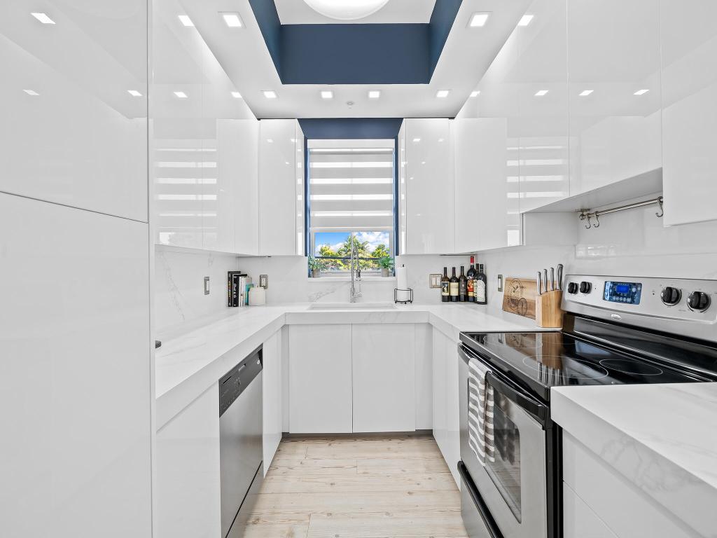 Vintage Lighthouse Point - Residential Lease