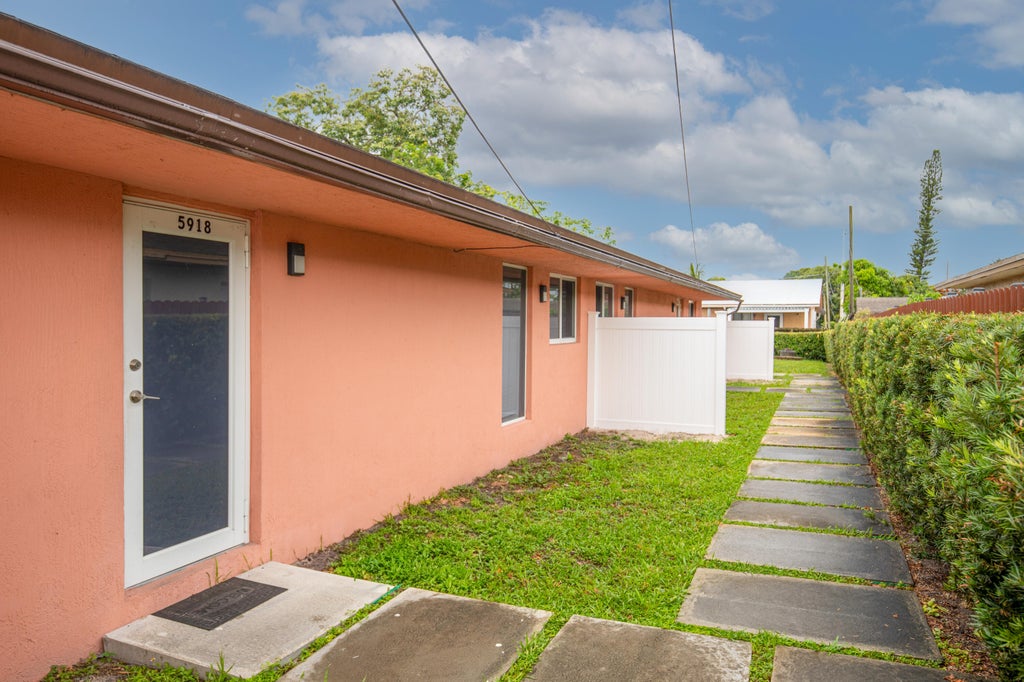 Photo of 5918 Pierce Street, Hollywood, FL 33021 (MLS # B26057620)