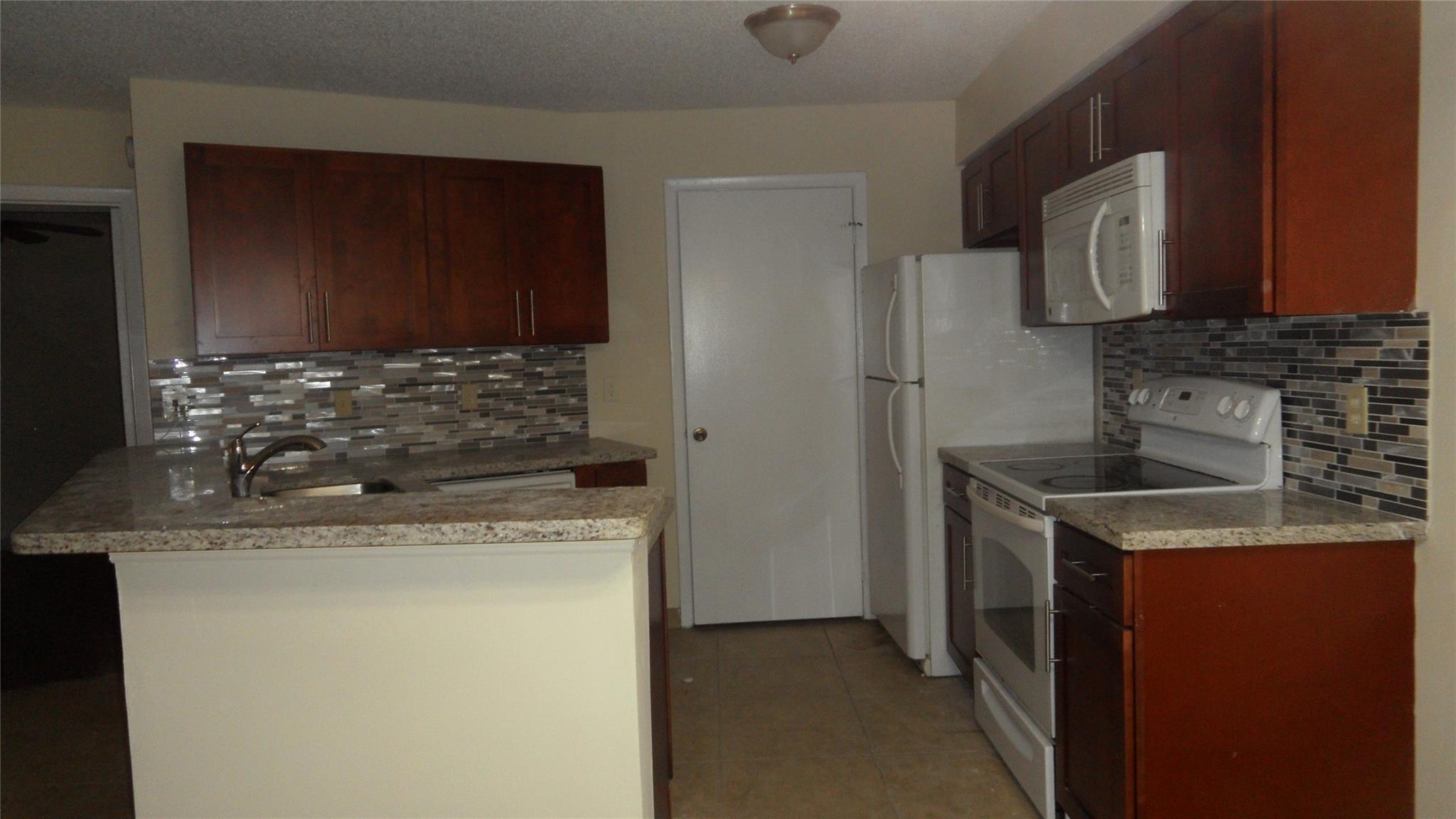 NICE AND CLEAN 2 BED/2 BATH WITH BALCONY, UPGRADED KITCHEN WITH GRANITE COUNTERTOPS, TILE AND PARQUET FLOORS, NEWER AC, FIRST FLOOR IN VERY DESIRABLE COMMUNITY OF SUMMERBREEZE! COMMUNITY OFFERS POOL, TENNIS, FITNESS, TENNIS, PLAYGROUND, AND MORE…