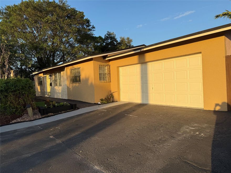 Come move Downtown Oakland Park Culinary Art 
District to this 3 bedroom 2 bath single-family home with two car garage.
New floors, freshly painted. appliances to be installed.
Pets ok with landlords approval. Walk to dog park and restaurants and more.