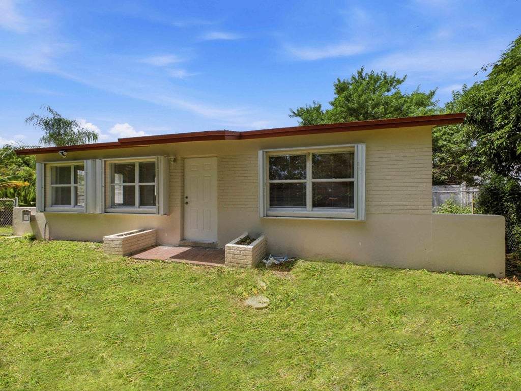 Photo of 4628 SCHALL Road, West Palm Beach, FL 33409 (MLS # B26055134)