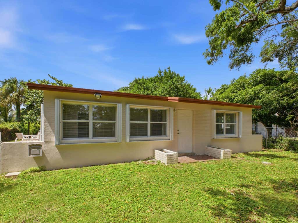 Photo of 4628 SCHALL Road, West Palm Beach, FL 33409 (MLS # B26055134)