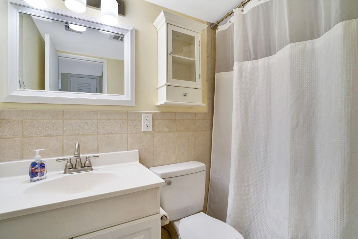 LIGHTHOUSE POINT PLAZA CO - Residential Lease