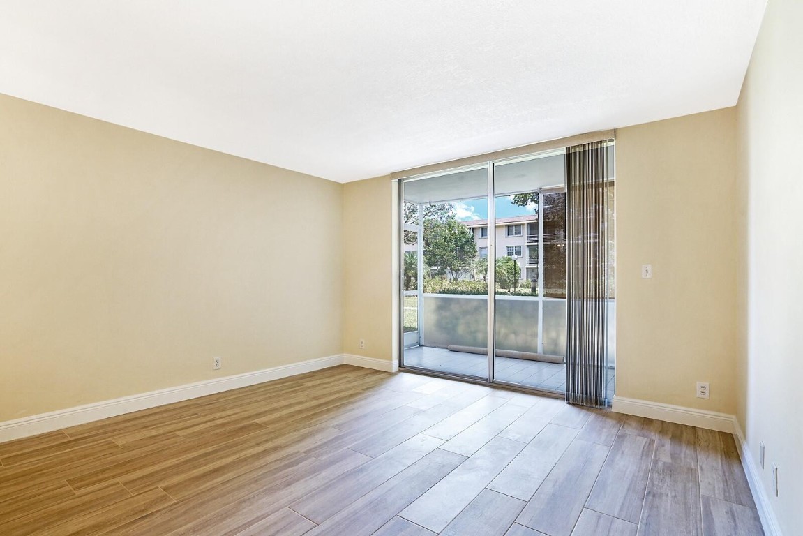 LIGHTHOUSE POINT PLAZA CO - Residential Lease