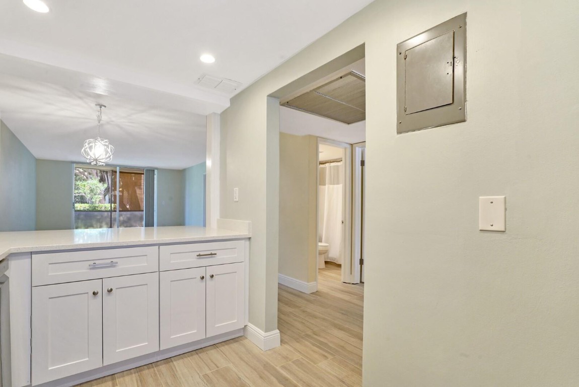 LIGHTHOUSE POINT PLAZA CO - Residential Lease