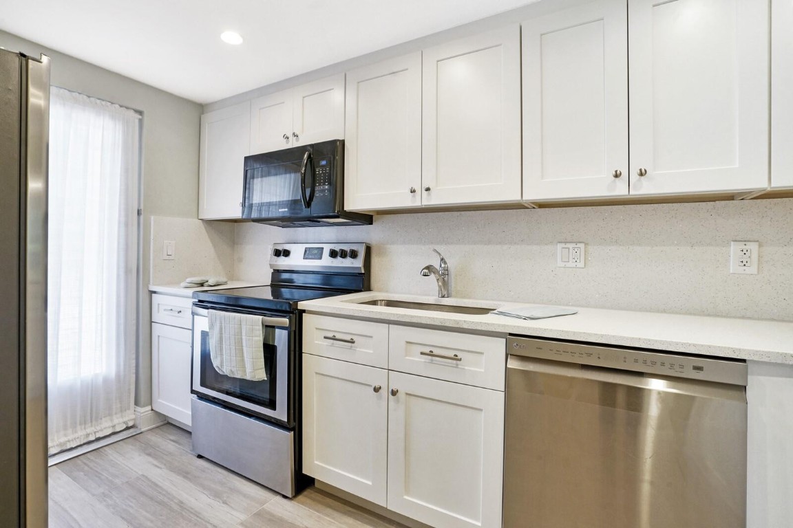 LIGHTHOUSE POINT PLAZA CO - Residential Lease