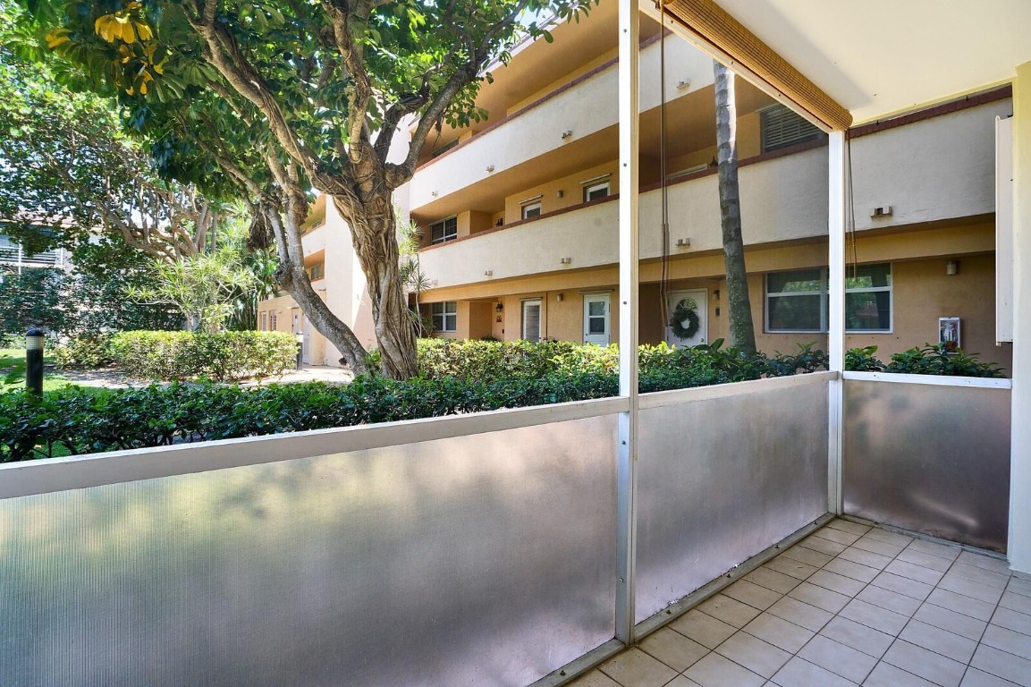 LIGHTHOUSE POINT PLAZA CO - Residential Lease