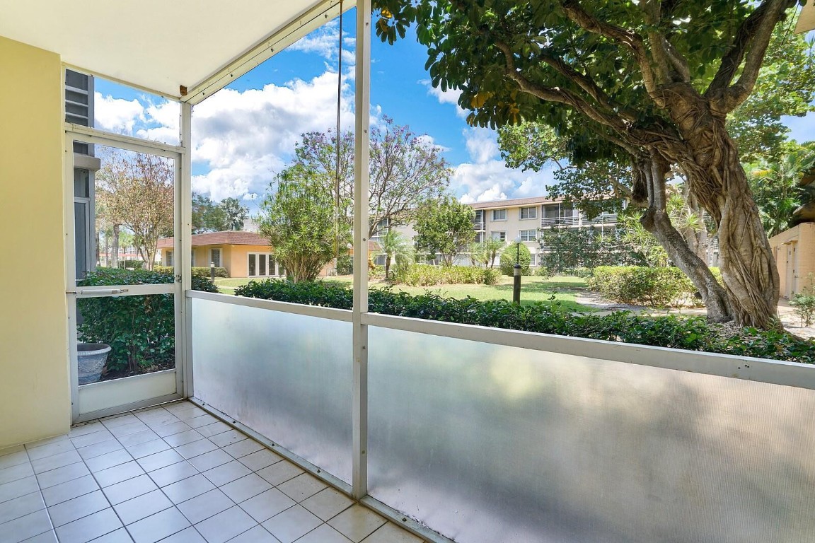 LIGHTHOUSE POINT PLAZA CO - Residential Lease