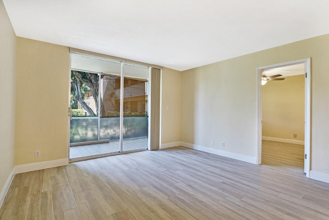 LIGHTHOUSE POINT PLAZA CO - Residential Lease