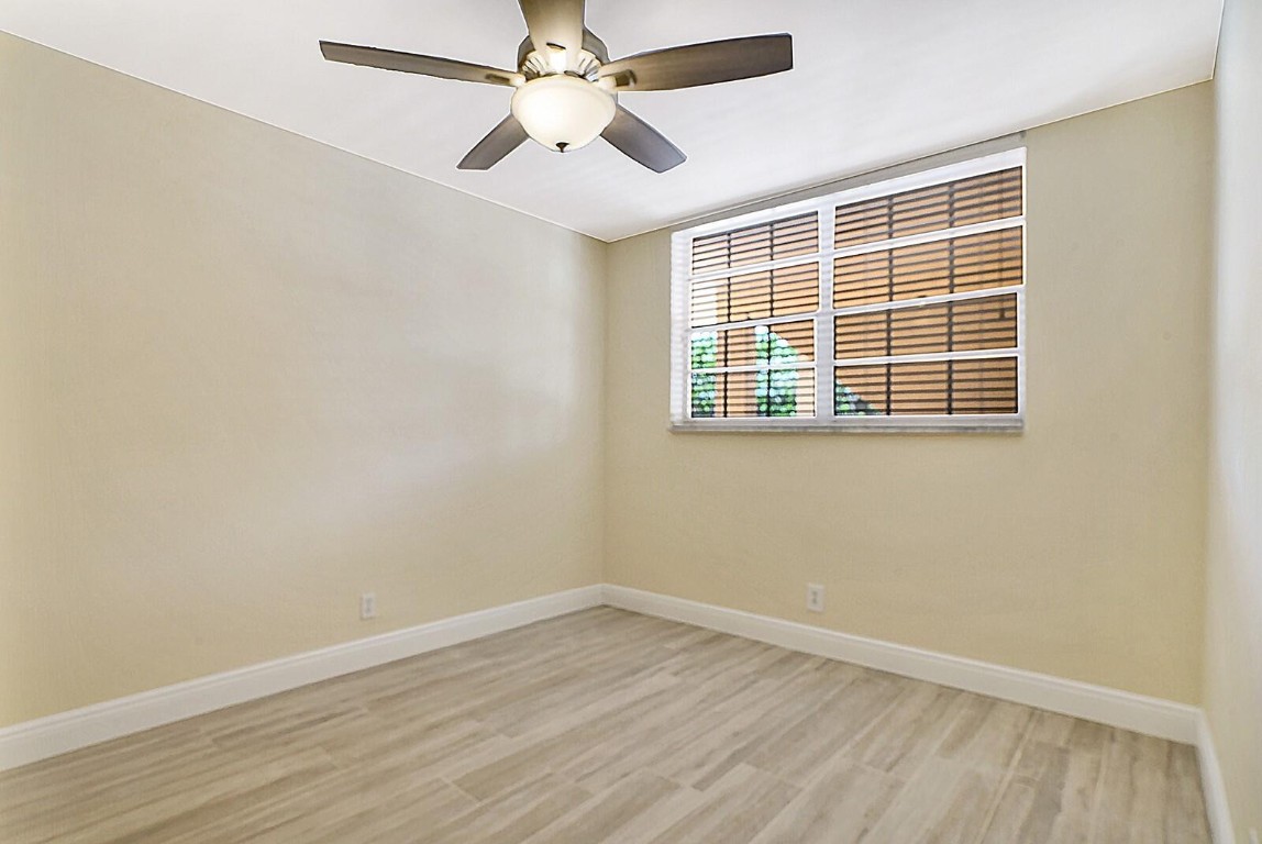 LIGHTHOUSE POINT PLAZA CO - Residential Lease