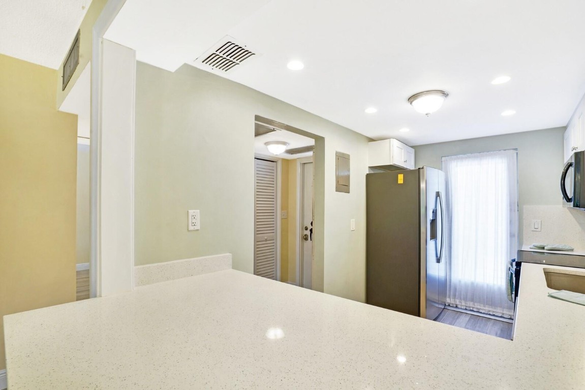 LIGHTHOUSE POINT PLAZA CO - Residential Lease