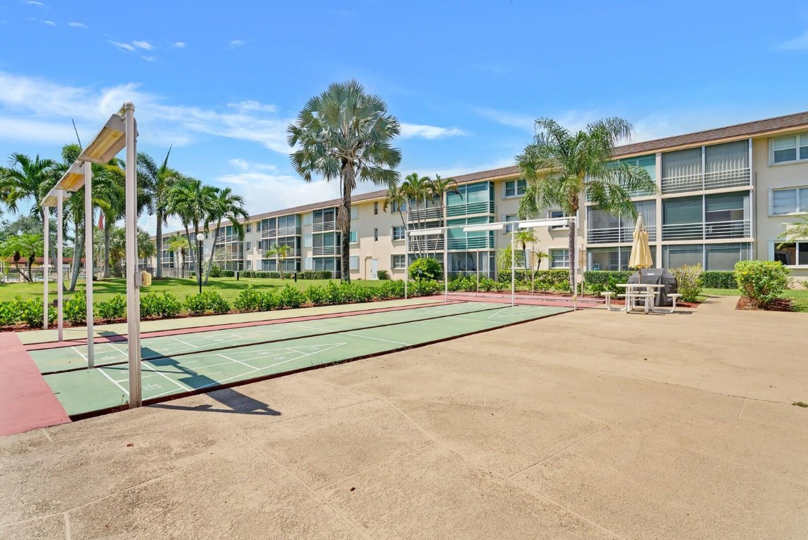 LIGHTHOUSE POINT PLAZA CO - Residential Lease