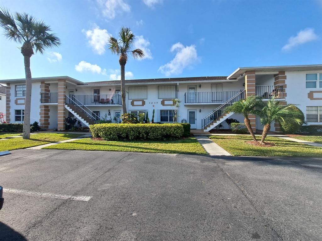 Photo of 1217 S Lakes End Drive #E-1, Fort Pierce, FL 34982 (MLS # R10704387)