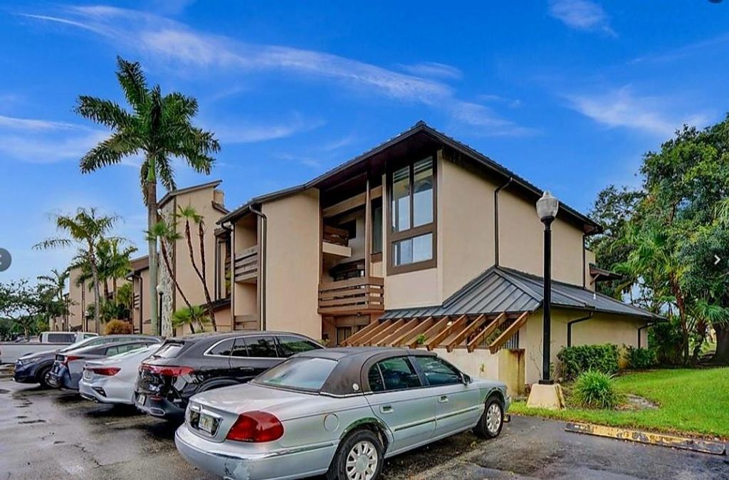 Photo of 101 SW 96th Ter #204, Plantation, FL 33324 (MLS # F10540649)