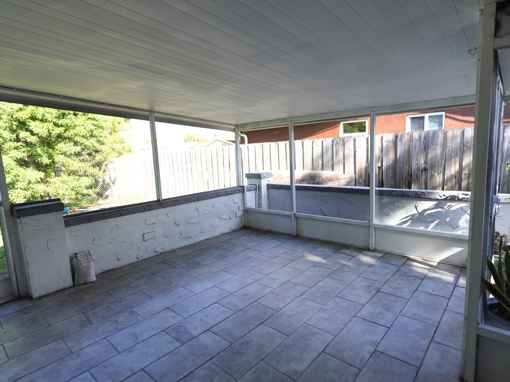 LAUDERDALE LAKES WEST GAT - Residential