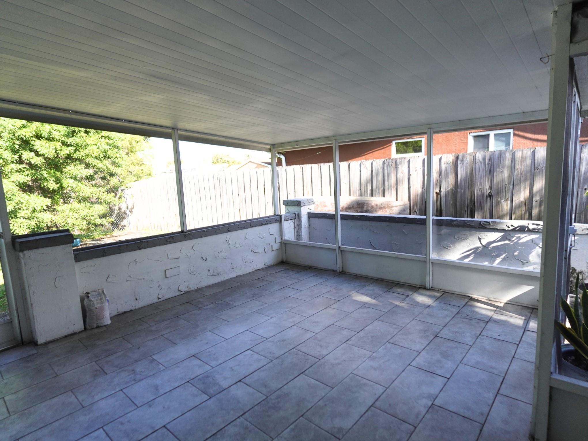 LAUDERDALE LAKES WEST GAT - Residential