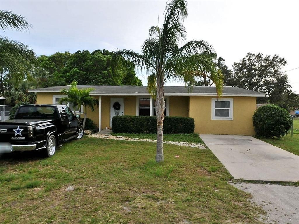 Photo of 117 Garden Avenue, Fort Pierce, FL 34982 (MLS # R10746963)