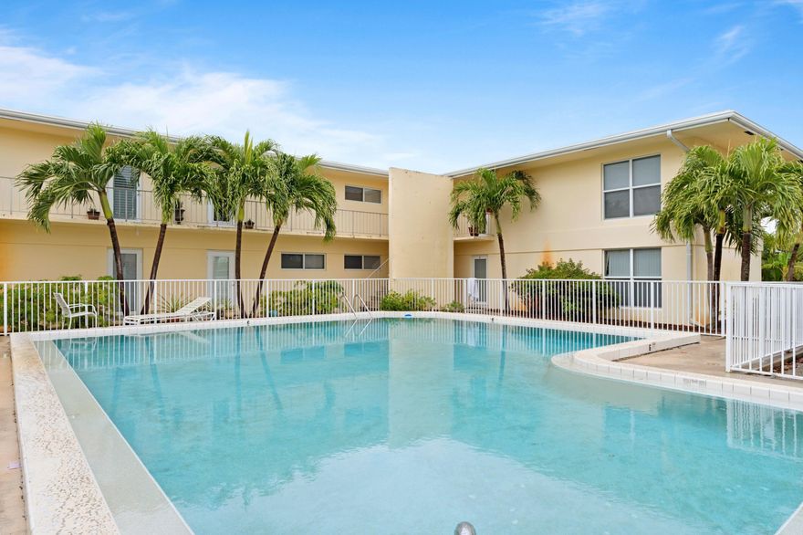 Corner one bedroom condo for rent in North Palm Beach. This upstairs unit overlooking a canal comes with 2 parking spaces. Tile throughout. Pet friendly.
Conveniently located close to the beaches, shopping, and restaurants. Palm Beach Gardens and Juno Beach are within a short ride.