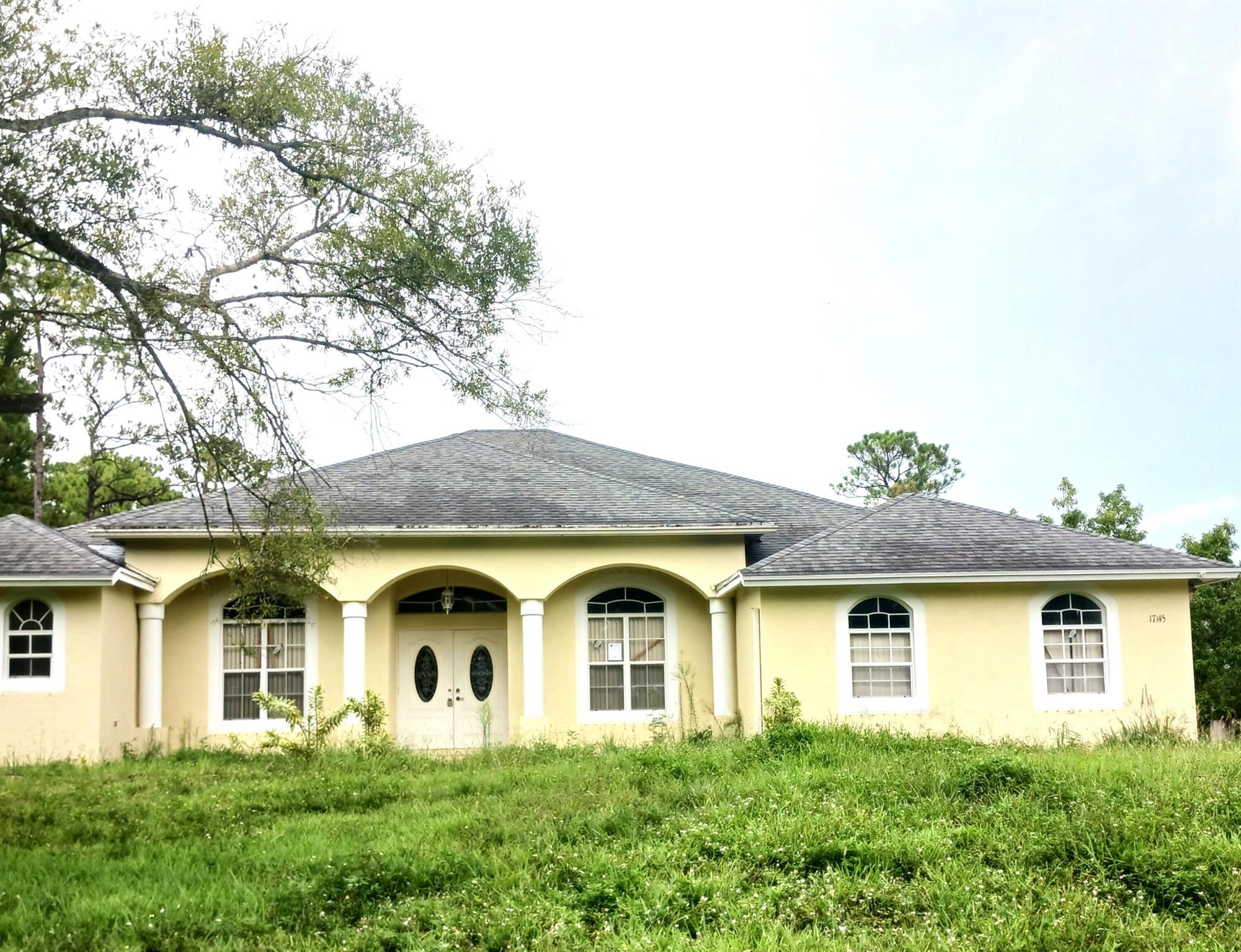 This inviting home has an excellent floor plan and was creatively designed to accommodate entertainment for you and your guests. The home features a split-bedroom floor plan with large bedrooms and a large living space. Enjoy the convenience of a large lot on a paved road which is big enough for a pool and other recreational activities.Close to shopping facilities, restaurants, hospitals, major roads and more.