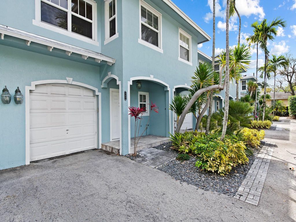 Photo of 702 SW 4th Avenue, Fort Lauderdale, FL 33315 (MLS # F10428305)