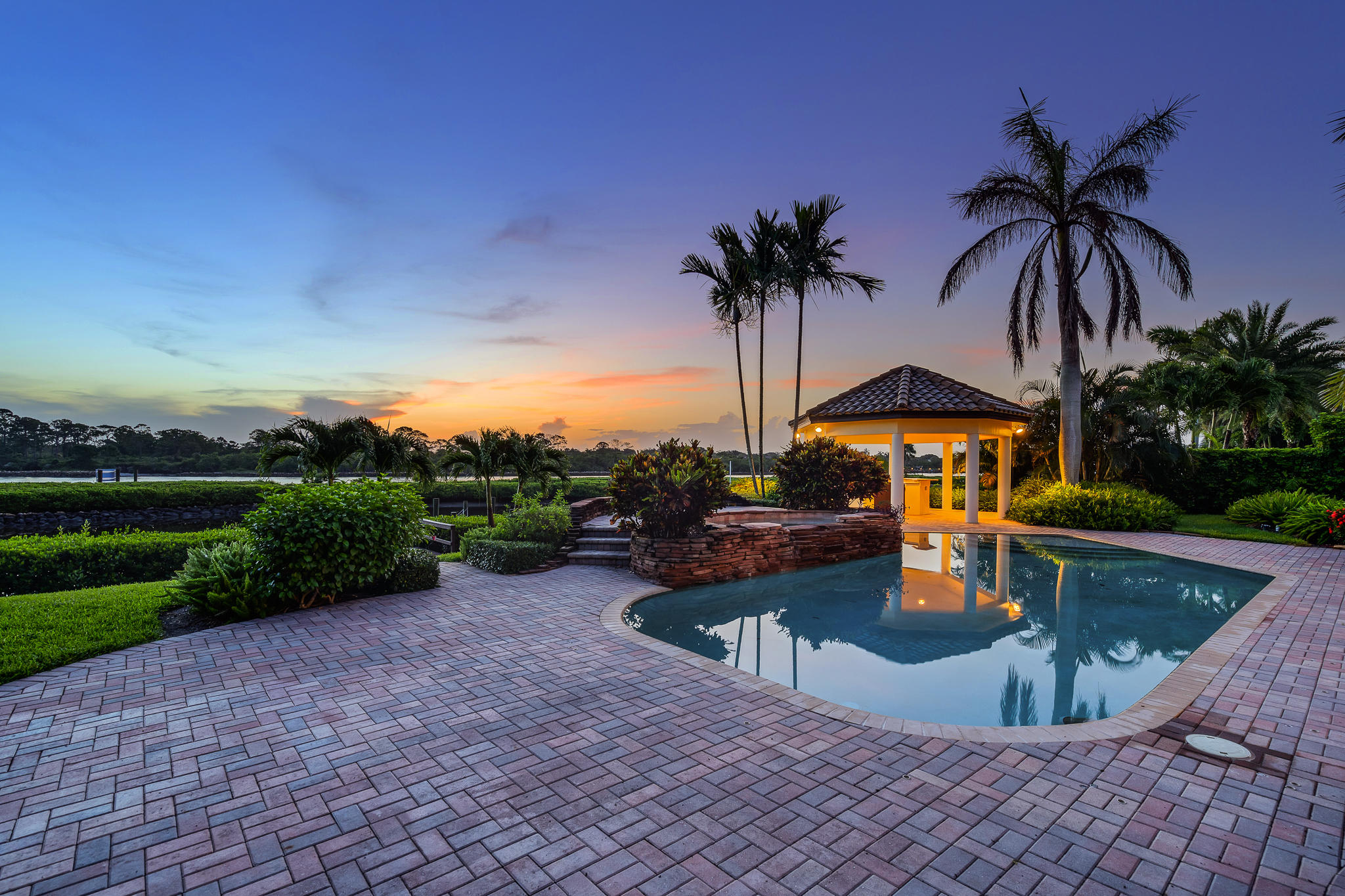 ADMIRALS COVE - Residential