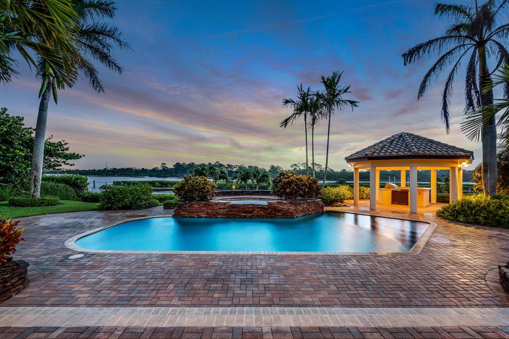 ADMIRALS COVE - Residential