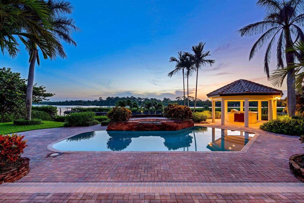 ADMIRALS COVE - Residential