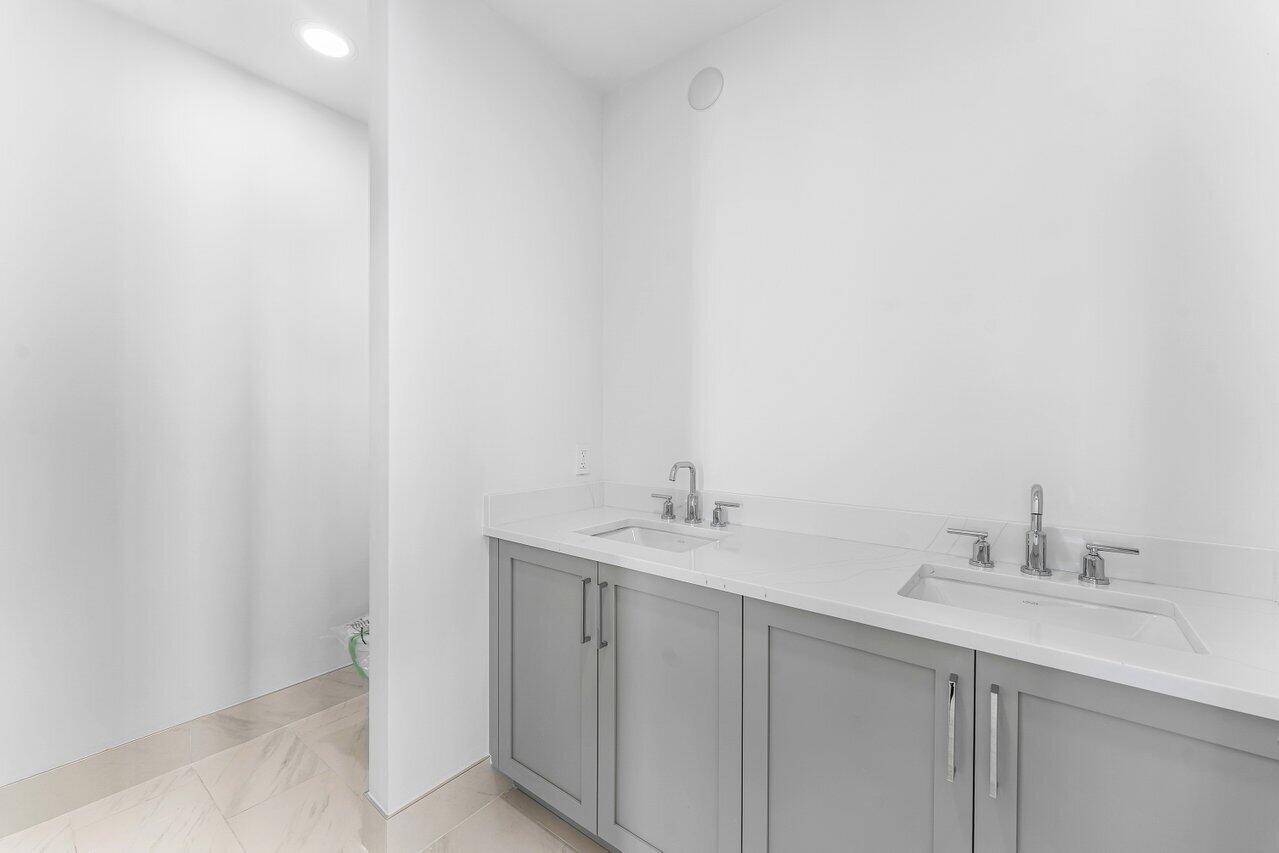 184 Lake Drive 4-202, Palm Beach Shores, FL, 33404/$999,999 4 184 Lake Drive 4-202