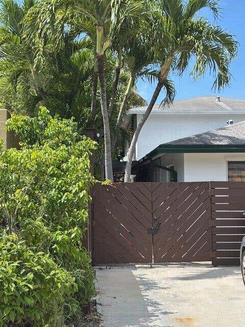 Photo of 1637 NE 5TH Street #2, Fort Lauderdale, FL 33301 (MLS # B26060949)