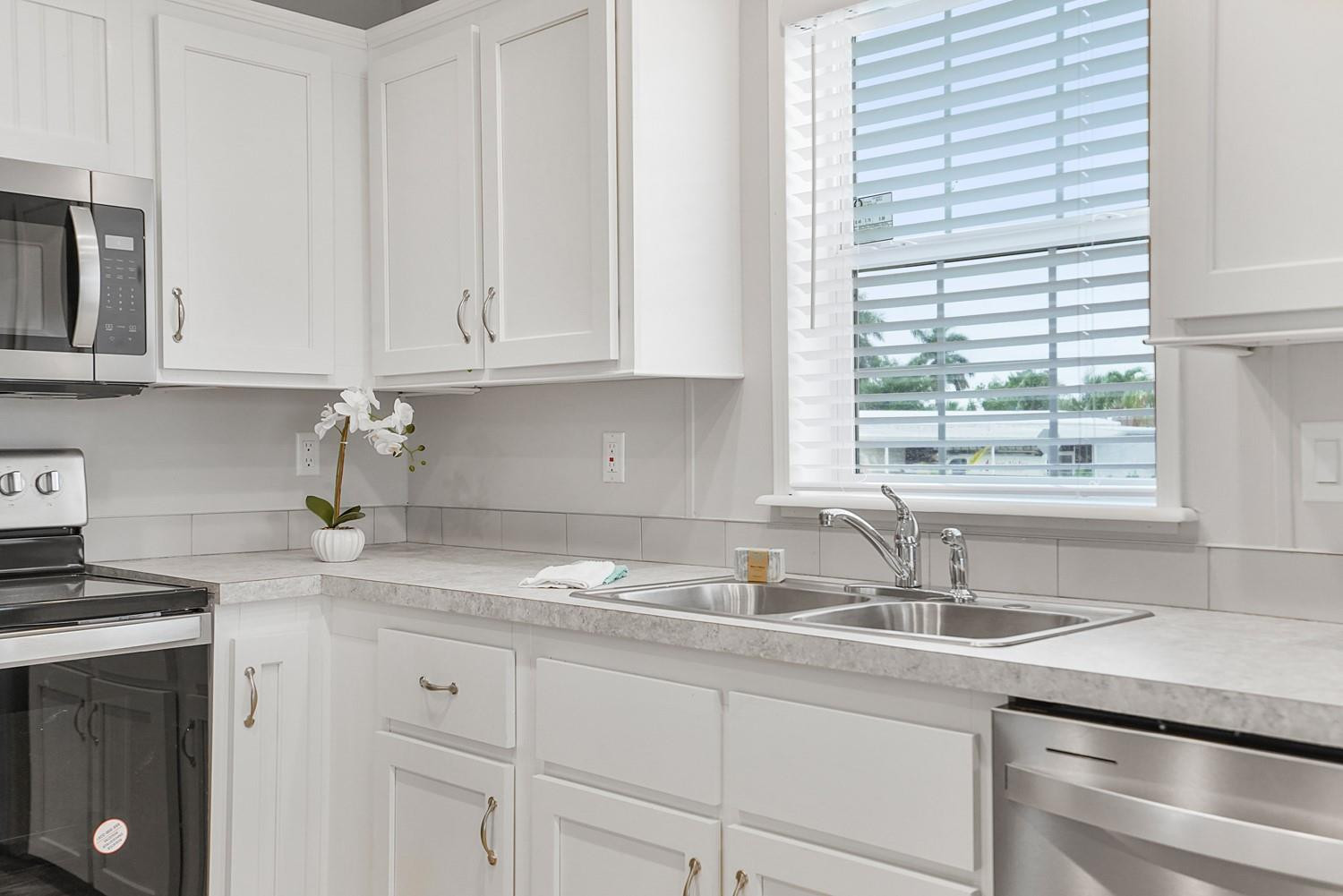 RAVENSWOOD ESTATES & MARI - Residential