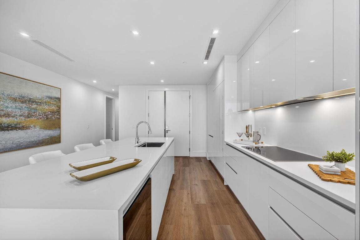 Nautilus 220 Condominium - Residential