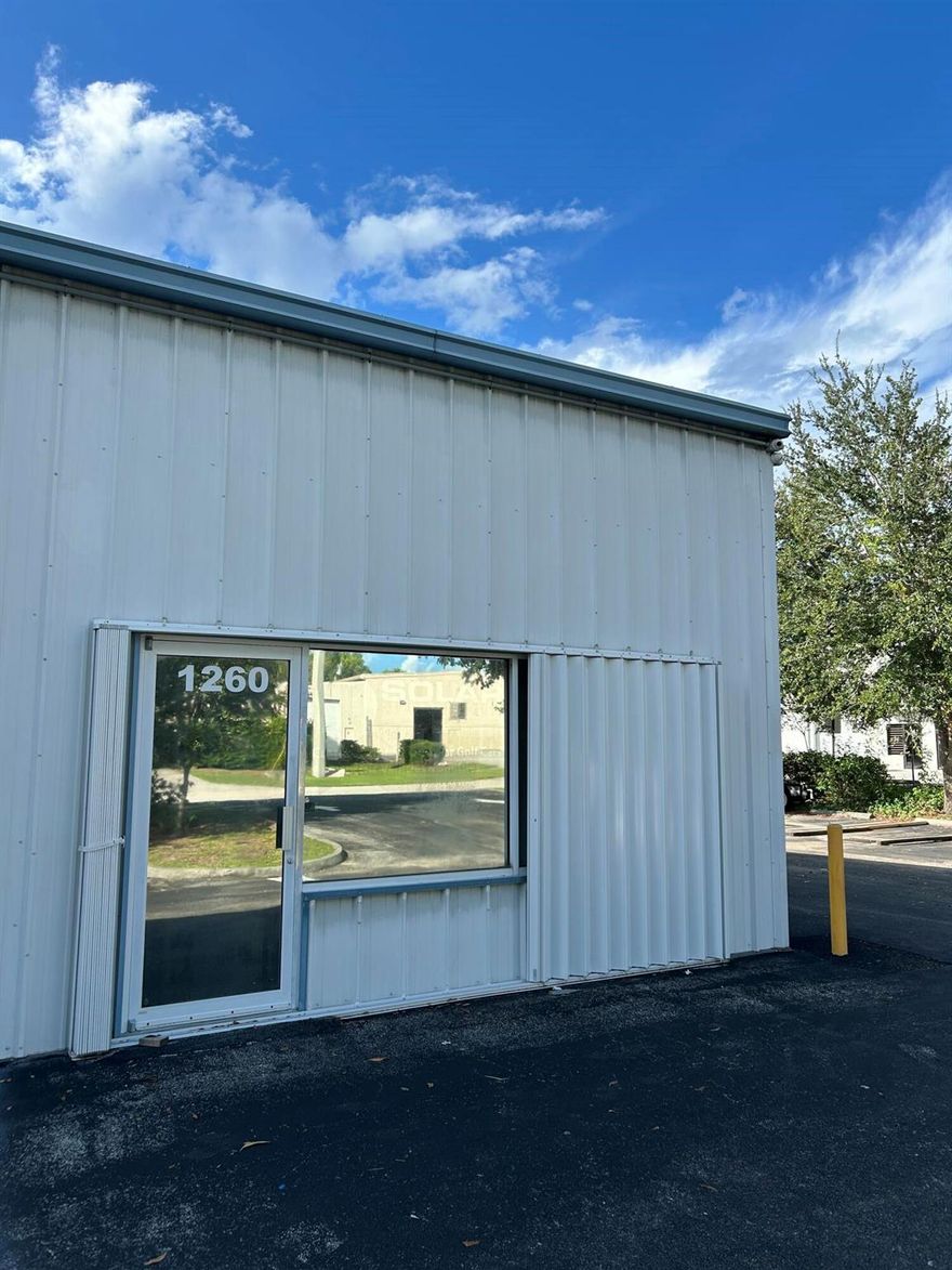 Units 1260 and 1288 availableBoth 1000 sf. 25% air conditioned office, 75% warehouse. 1 month deposit move in.