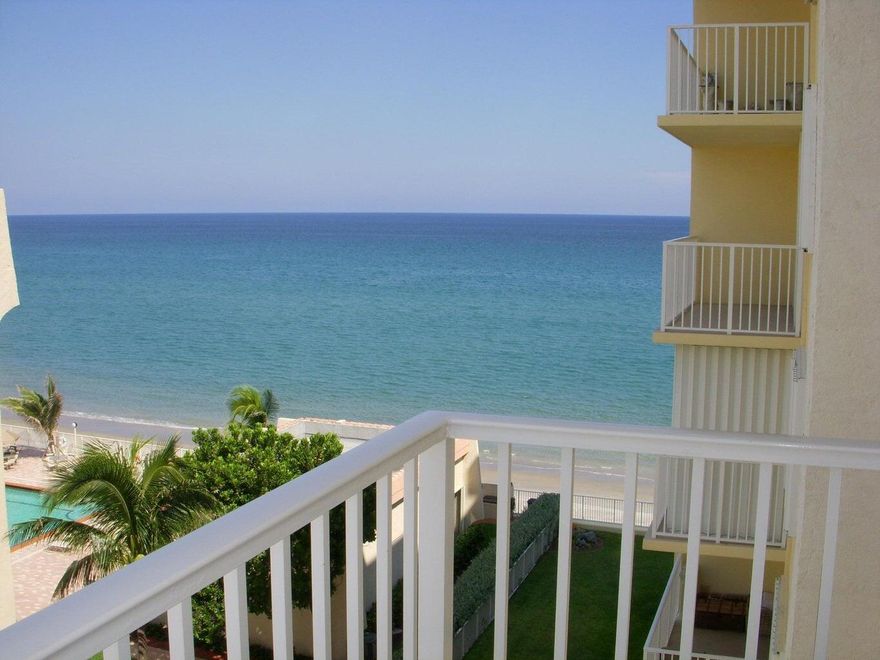 Bright, impeccable condo, with ocean views from the balcony and covered garage. Le Chateau Royal offers access to the beach, pool on the beach, clubhouse, pink pong, billiards, sauna and BBQ area. Ideal to spend the Winter under the Floridian sun. Located minutes from Palm Beach Airport, Worth Ave., Kravis Performance Art Center, Norton Museum, the beach, restaurants and West Palm Beach night life.