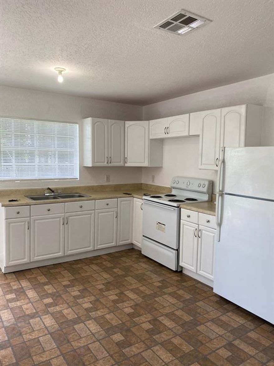 Lovely Unit Available in Clewiston, FL. 2bd/1ba.Rent: $890/month. Washer & Dryer on-premises.