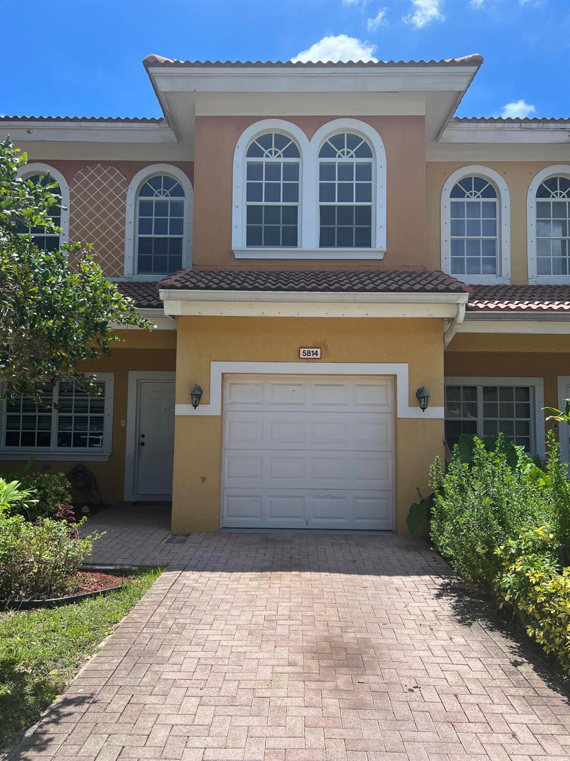 Huge 3 bedroom townhouse is larger than many single family homes. The master bedroom has 2 rooms, so it is like a 4 bedroom unit, but not able to be split. There is also a large loft area in addition to the bedrooms. Granite kitchen counters.